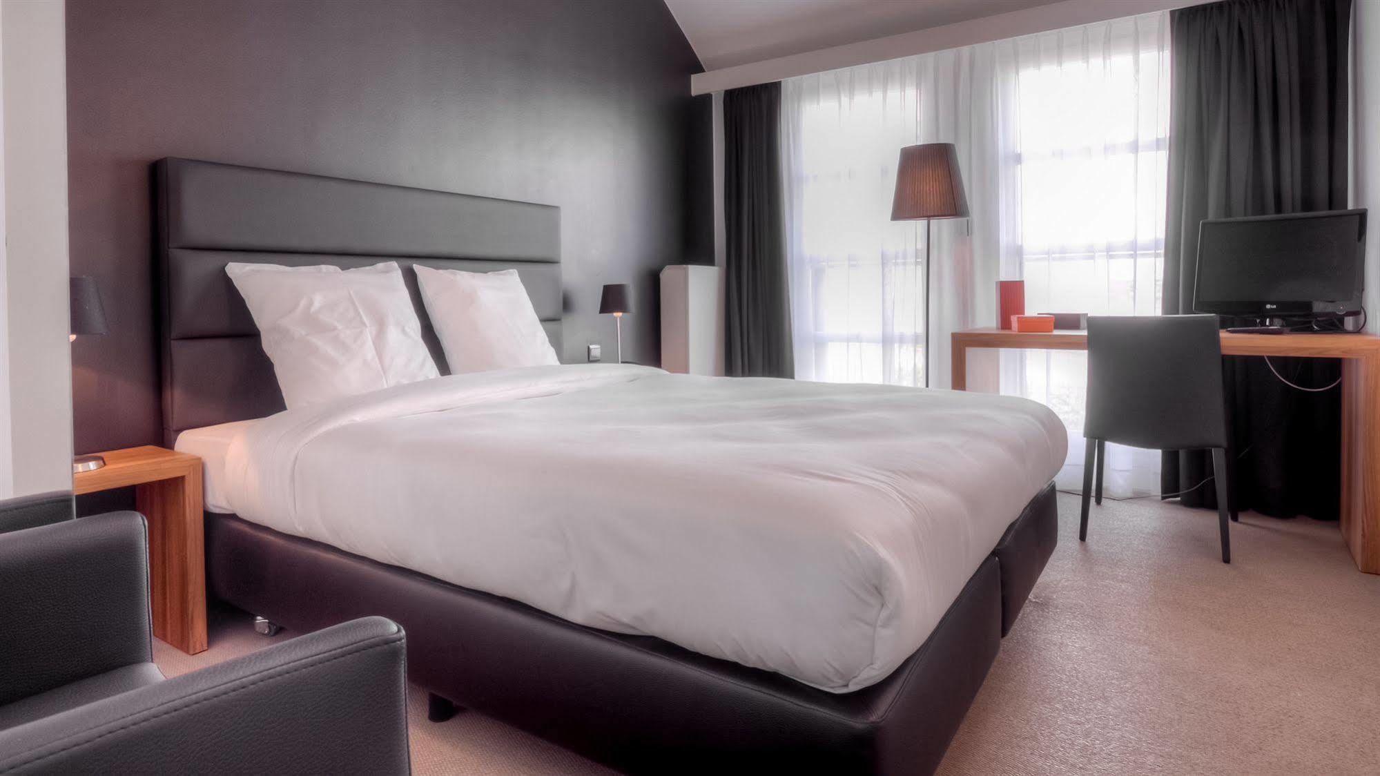 Hotel St James Mons Kültér fotó